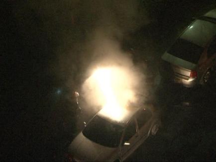 Un Volkswagen Golf a ars ca o torţă, după ce un răuvoitor i-a dat foc (FOTO)